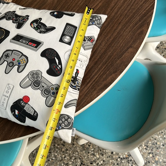 Fifty24SF Gallery Upper Playground artist pillow - Picture 5 of 5